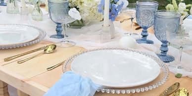 Outdoor picnic tablescape.