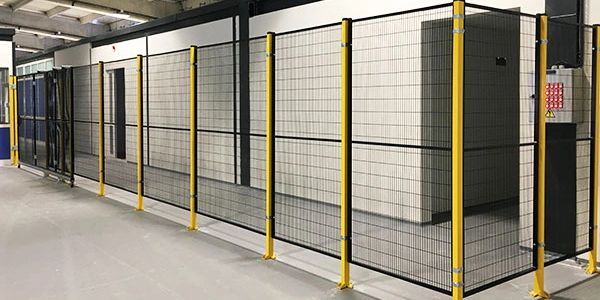 Efficiently designed, modular machine safety fencing for flexible setup and easy maintenance.