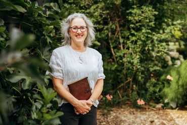 Whanganui Wedding Celebrant Prue officiating a wedding 