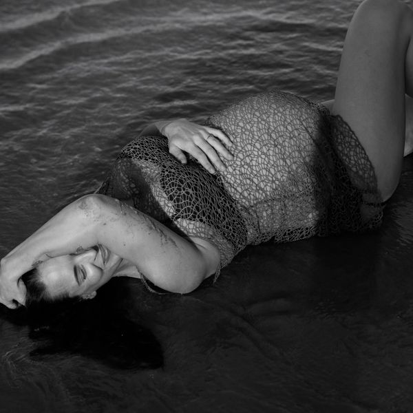 Maternity photography Hobart. Pregnancy. Hobart Mothers. Beach side maternity photoshoot.