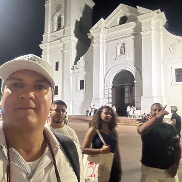 Tourists near to the Santa Marta Cathedral 