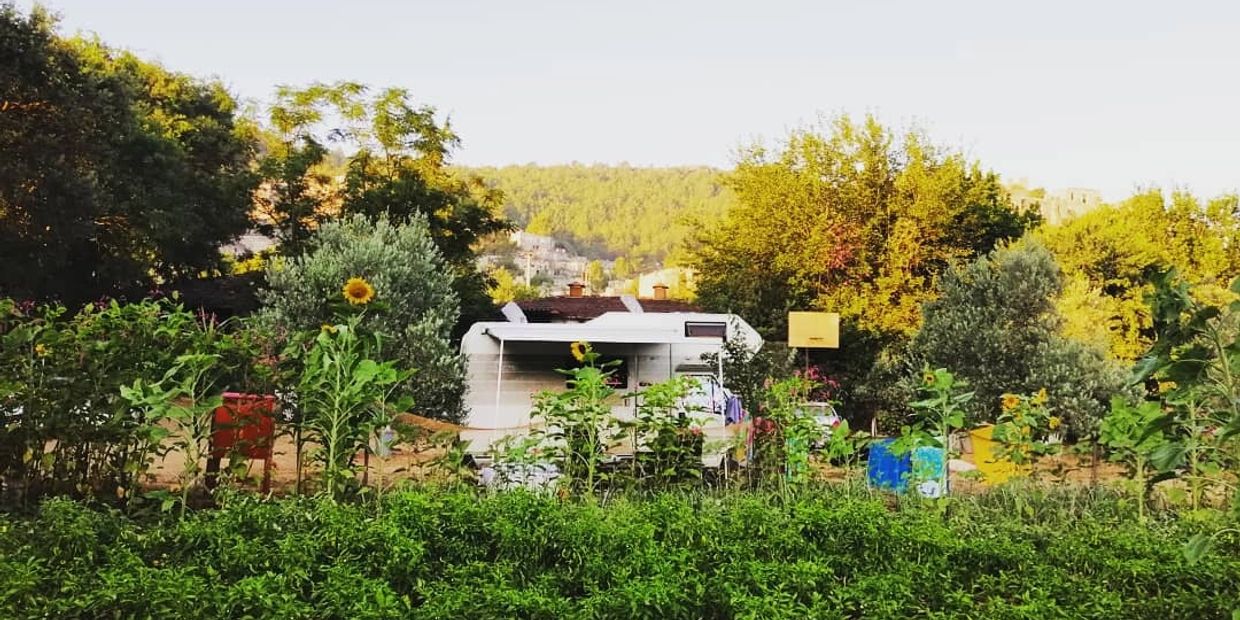 Bahcemiz bölümlere ayrılmıştır. kamp alanımız, karavan alanı ve evlerimizin olduğu bölüm