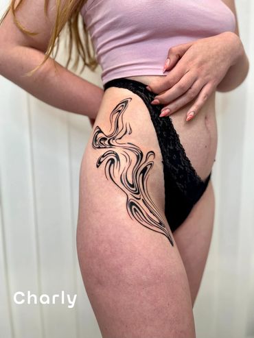 Abstraktes Oberschenkel Tattoo im modernen Stil - gestochen im Volume 5 Tattoo Studio in Hamburg.