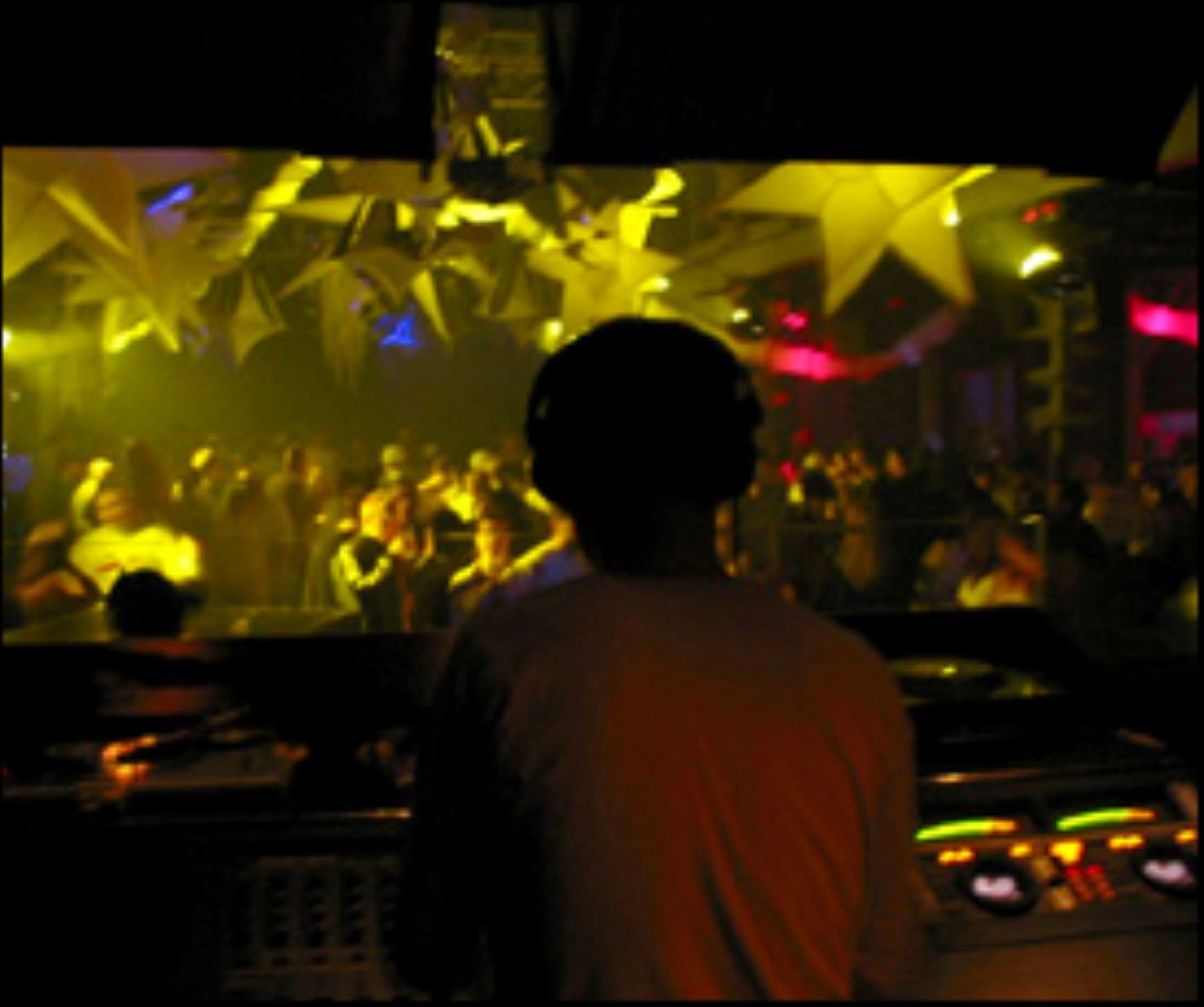 Edan Everywhere Music: DJ Performances & Techno Vibes