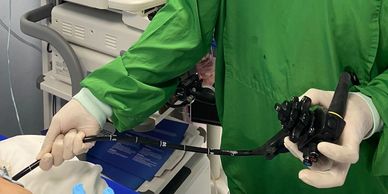 Doctor realizando una endoscopía con monitor visible. lennyn alvarenga. balon intragastrico. balon gastrico