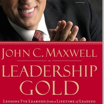Book cover of 'Leadership Gold' by John C. Maxwell with a smiling man in a suit.