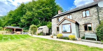 holiday cottage with large garden in mid wales