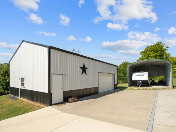 White and black garage building with a star decoration.