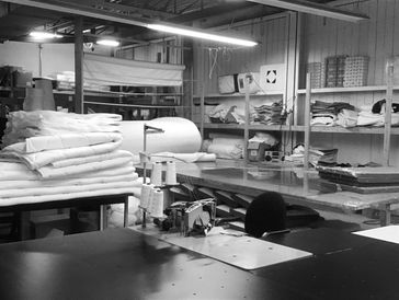 Atelier de fabrication de matelas avec équipements et matériaux textiles.