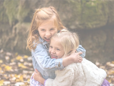 deux soeurs heureuses qui se donnent une câlin