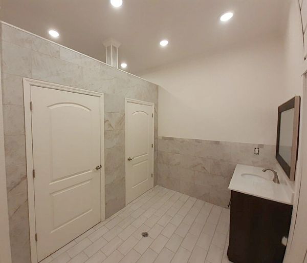 picture of public showers at an RV park
