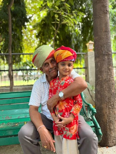 Bahadur Singh Rajawat, der Gründer von Indien Reise mit Bahadur, lächelt gemeinsam mit seinem Enkel 