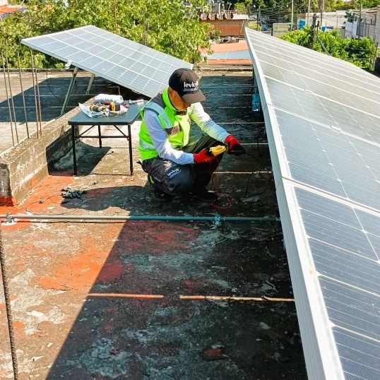 Un ingeniero eléctrico realizando un mantenimiento preventivo a unos paneles solares