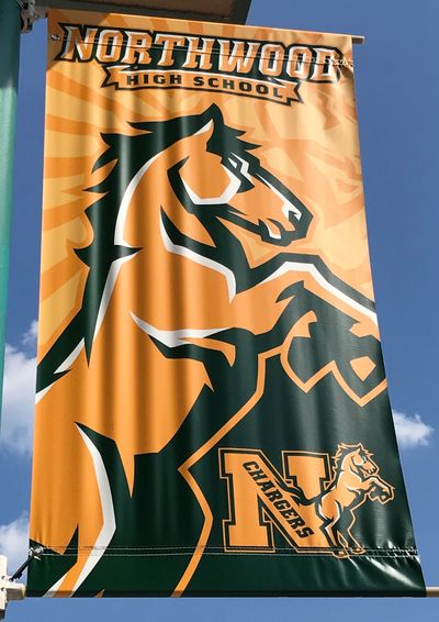 Banner of Northwood Charger in Green and Gold
