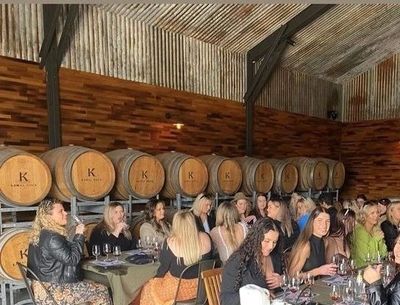 large group at Hunter Valley winery, hunter valley wine tour, party bus wine tour