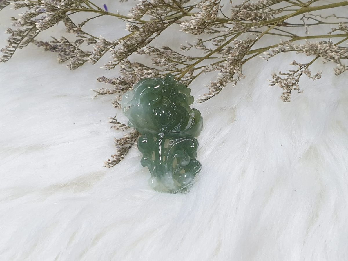 Jadeite Flower Stalk Pendant 翡翠花