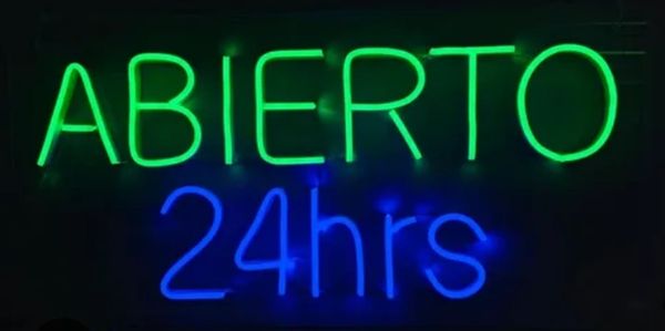 Letrero de neón diciendo 'ABIERTO 24 hrs'.