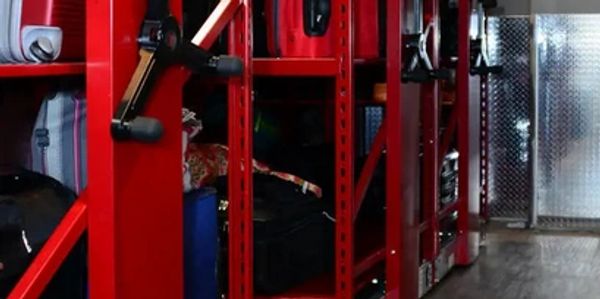 Armarios rojos organizados en un gimnasio.