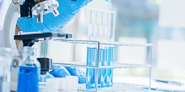 A scientist working in a science lab.