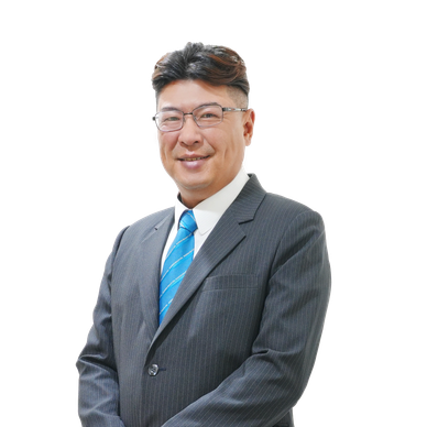穿西装打领带的中年男性微笑站立。