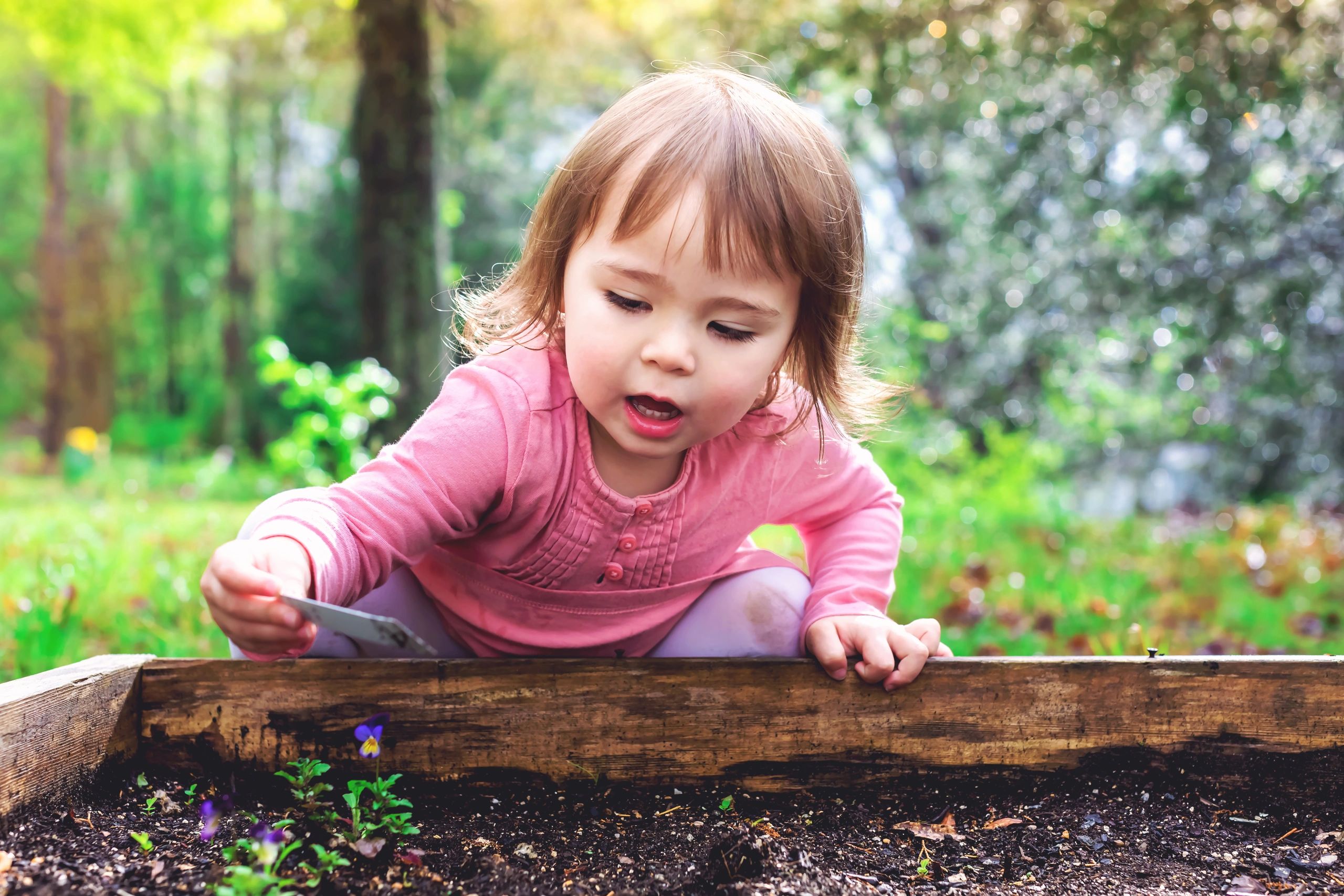 Play me outside. Girl Play outside. Малыши девочки 3d тодлер. Babies playing in the Fence.