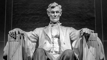 Statue of Abraham Lincoln seated.