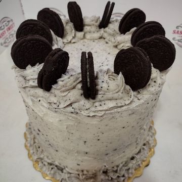 Cookies and cream cake with sandwich cookies on top.