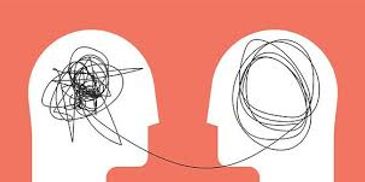 Two heads exchanging tangled and organized thoughts through a connecting line.