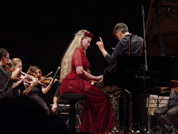 Inga Wygant pianist plays with orchestra