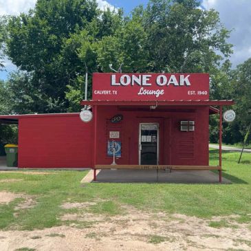 Red building of Lone Oak Lounge in Calvert, TX.
