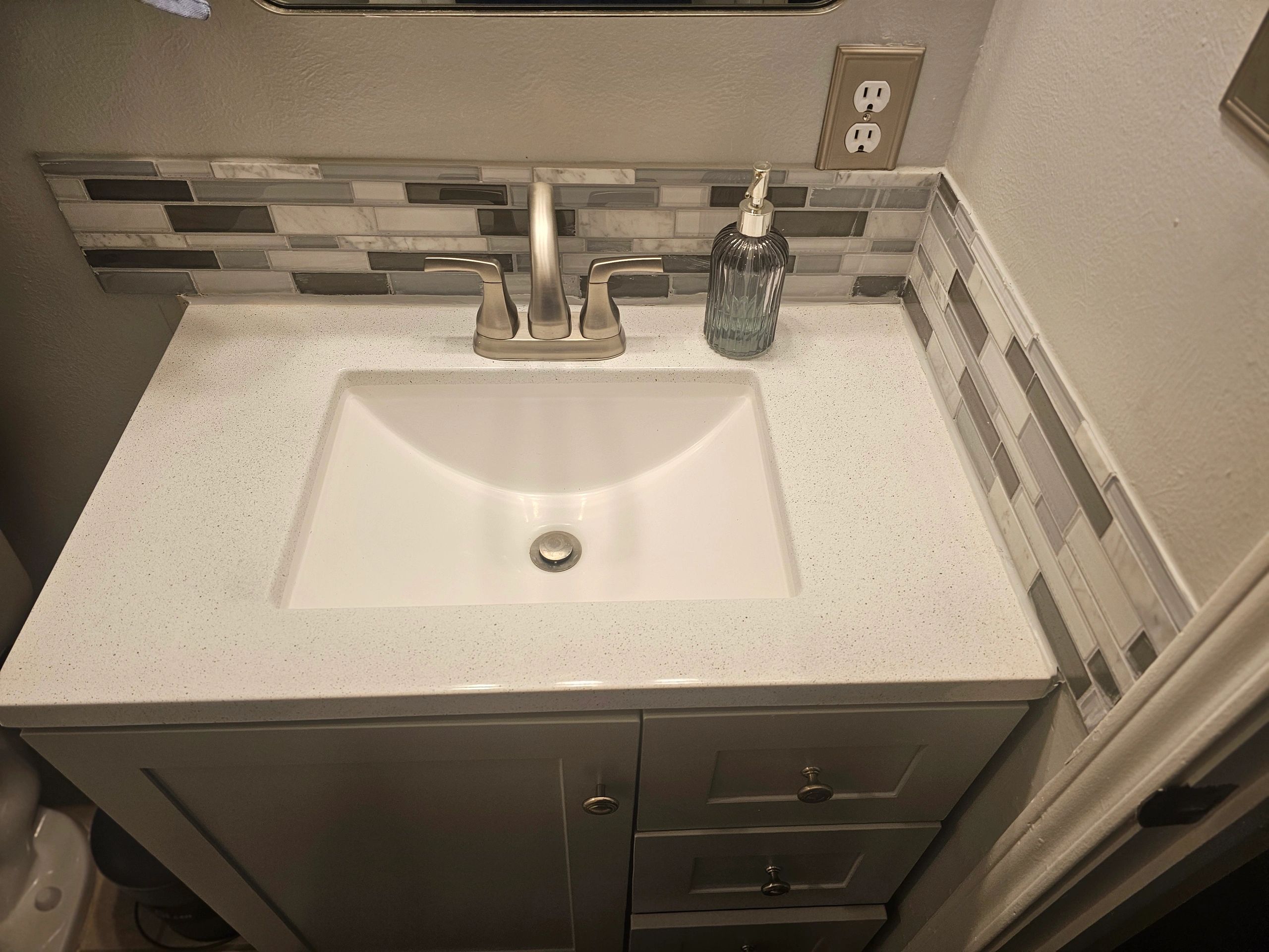 Plumbing faucet with water drip
