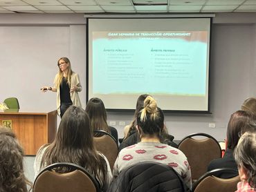 Analia Bogdan dando una ponencia en el CTPCBA Colegio de traductores publicos de buenos aires