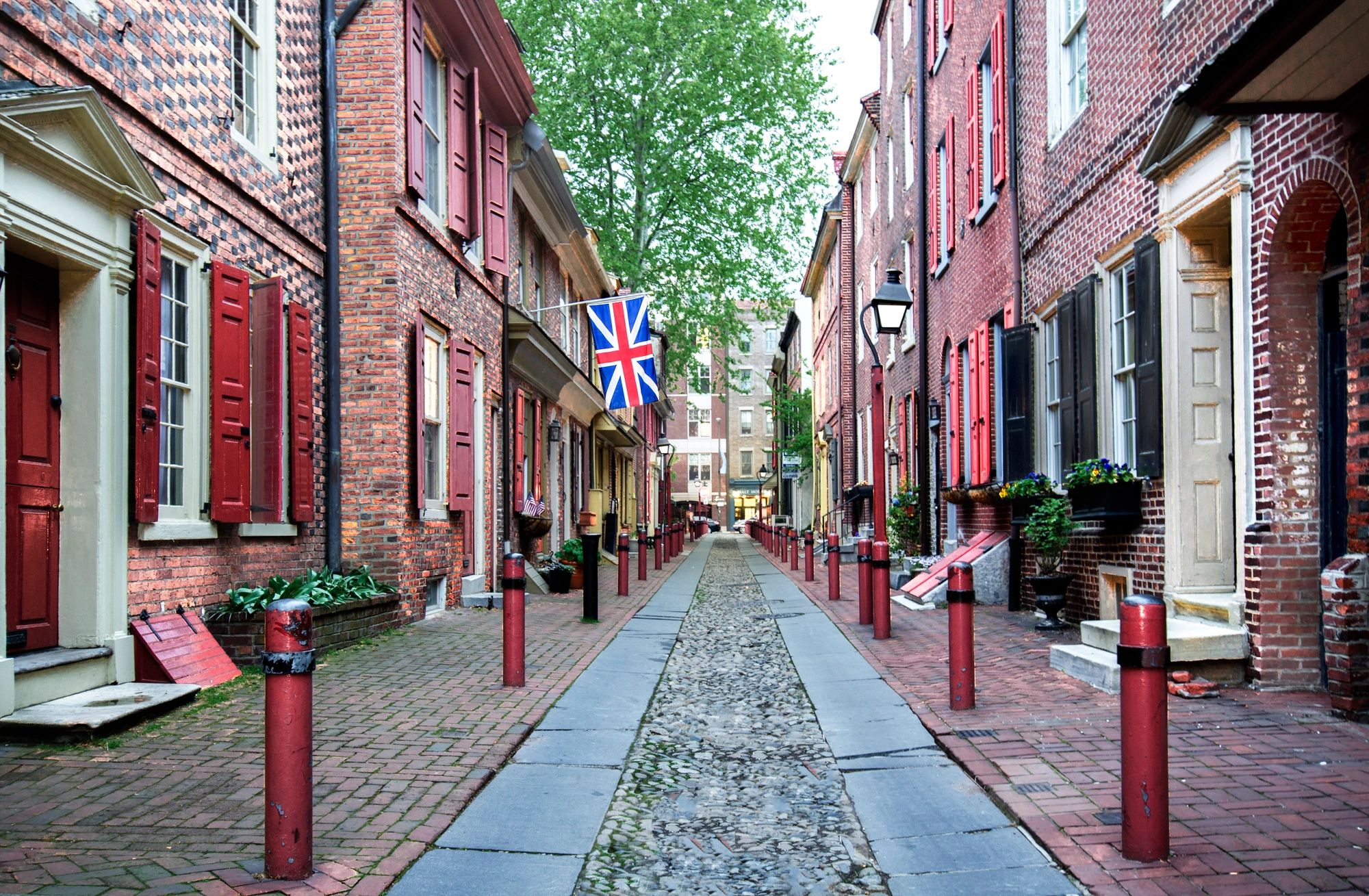 Американские улицы. Elfreth's Alley Philadelphia. Чистые улицы в Америке. Ухоженные американские улицы. Old City Philadelphia.