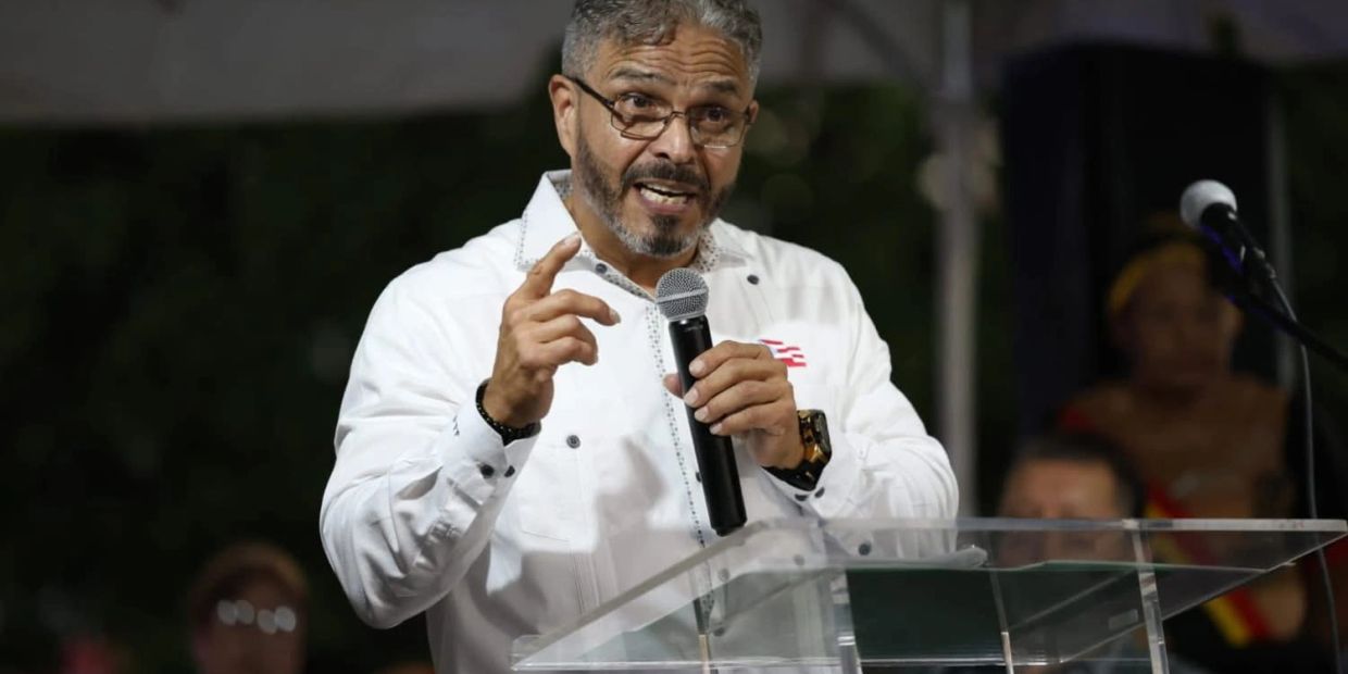 Hombre dando un discurso con micrófono.