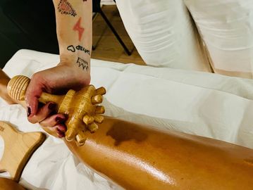 Personas recibiendo tratamiento de Maderoterapia en piernas