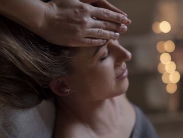 Mujer recibiendo masaje en cráneo y cuello