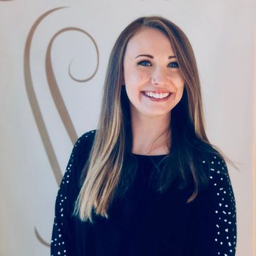 employee headshot in front of a Shortinos Salon backdrop