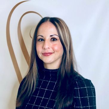 employee headshot in front of a Shortinos Salon backdrop