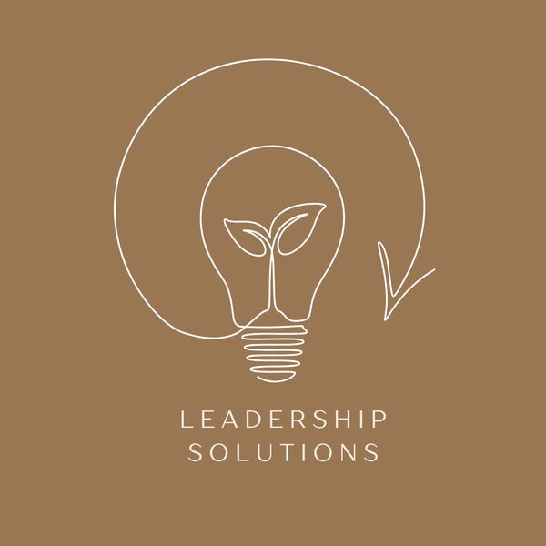 Minimalist logo of a lightbulb with leaves and circular arrow, symbolizing growth and leadership.
