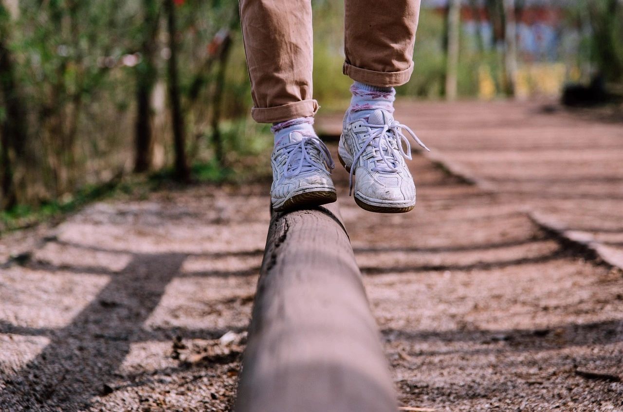 Somatic balance exercise supporting nervous system regulation during an EMDR intensive session Somatic balance exercise supporting nervous system regulation during an EMDR intensive session