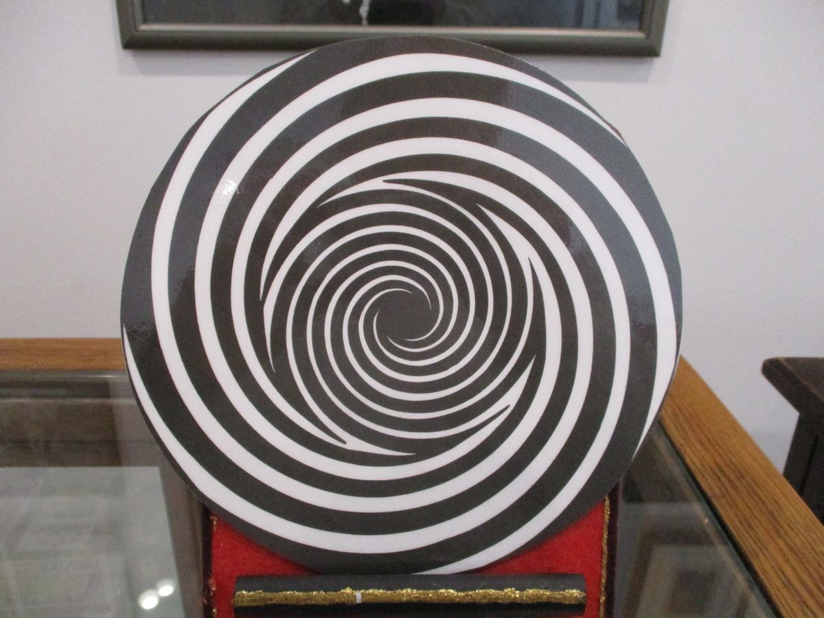 Growing & Shrinking Head Illusion, Laminated!