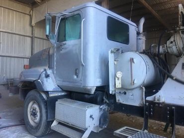 Sand blasting tractor trailer 