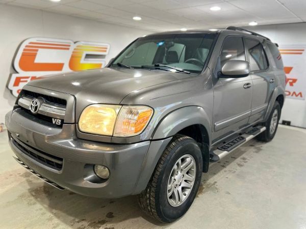 2005 Toyota Sequoia SR5's photo