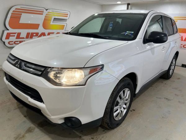 2014 Mitsubishi Outlander ES FWD's photo