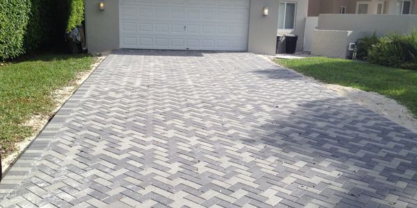 Universal Hardscapes Concrete Hardscape & Brick pavers products are available in Tampa, Florida