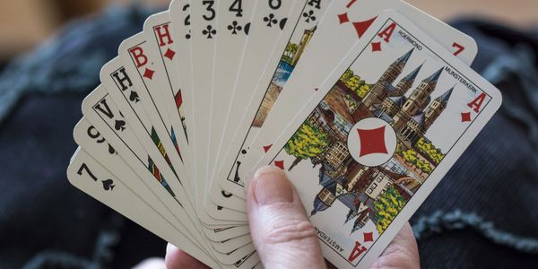 Eine Hand voll Spielkarten