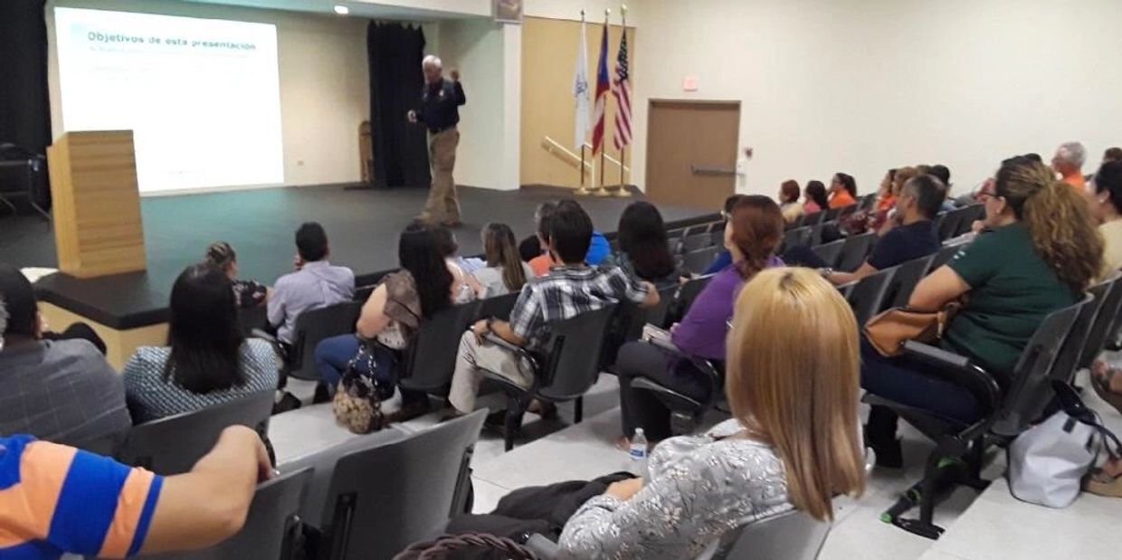 Conferencia en Colegio privado.