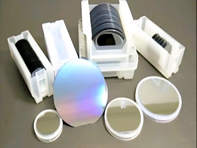 Silicon wafers and containers arranged on a table.