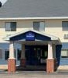 Small hotel entrance with canopy and columns.