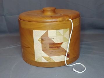 A 7'' diameter bowl with a Cardinal design. The lid has small opening.
